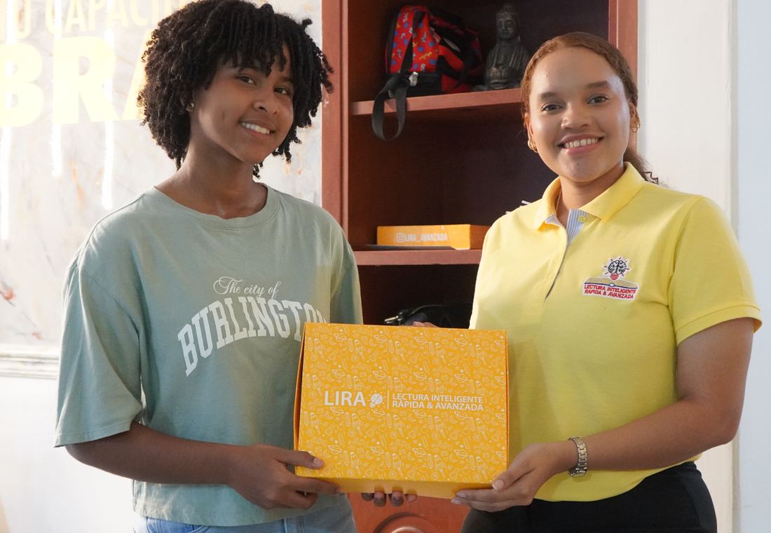Una usuaria recibe su caja de material de LIRA