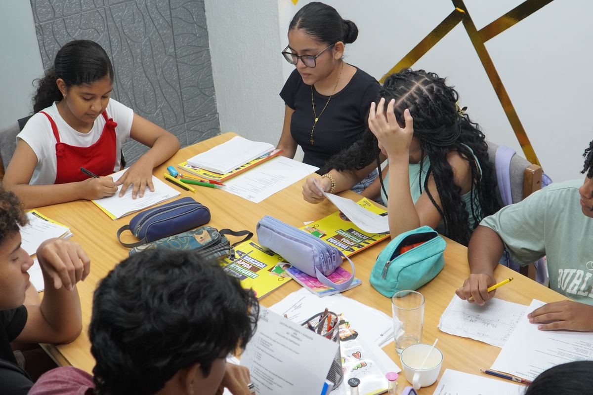 Grupo de niños y jóvenes trabajando con el material de LIRA